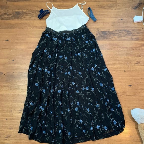 Black skirt with beautiful blue flowers - Picture 2 of 7